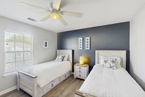 Interior - 4 BR Home w/ Patio Furniture & In-ground Pool (Savannah)