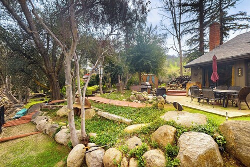 Yard & Patio: Quiet & Well-stocked Riverside Home