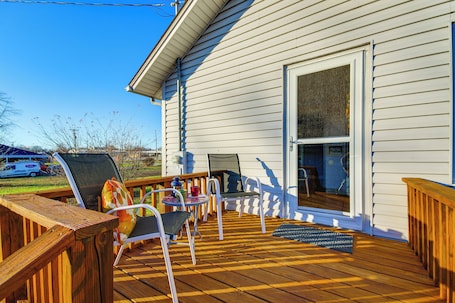 Interior. 2 Mi to Stockton Lake: Family Home w/ Grill