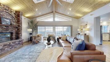 House (5 Bedrooms) | Interior