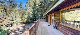 Serene 3 BR w/ Kalama River View & Bike