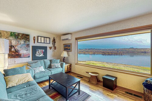 Columbia Vista: Waterfront Home w/ Patio