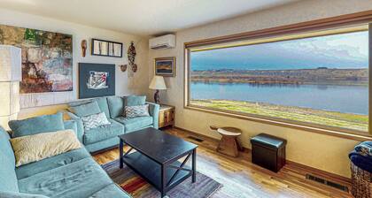 Columbia Vista: Waterfront Home w/ Patio