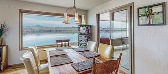 Columbia Vista: Waterfront Home w/ Patio