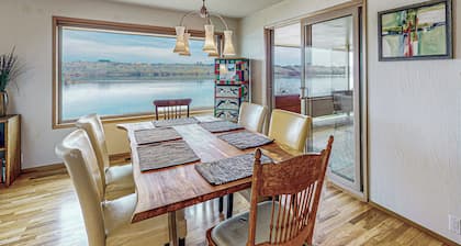 Columbia Vista: Waterfront Home w/ Patio