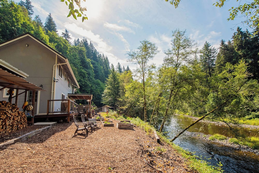 4 BR Riverfront Home w/ Stunning Views, Fireplace - Silver Lake, WA
