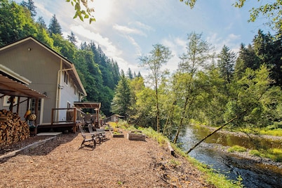 Scenic Views! Riverfront Kalama Home, Pets Welcome