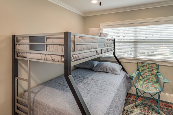 A bunk bed with a ladder, a window with blinds, and a patterned rug. - 1 Block to Dtwn Lewisburg! Quiet Home w/ Decks (Lewisburg)