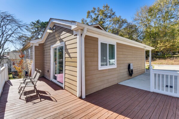 Une maison de plain-pied avec une terrasse, une porte et une fenêtre.