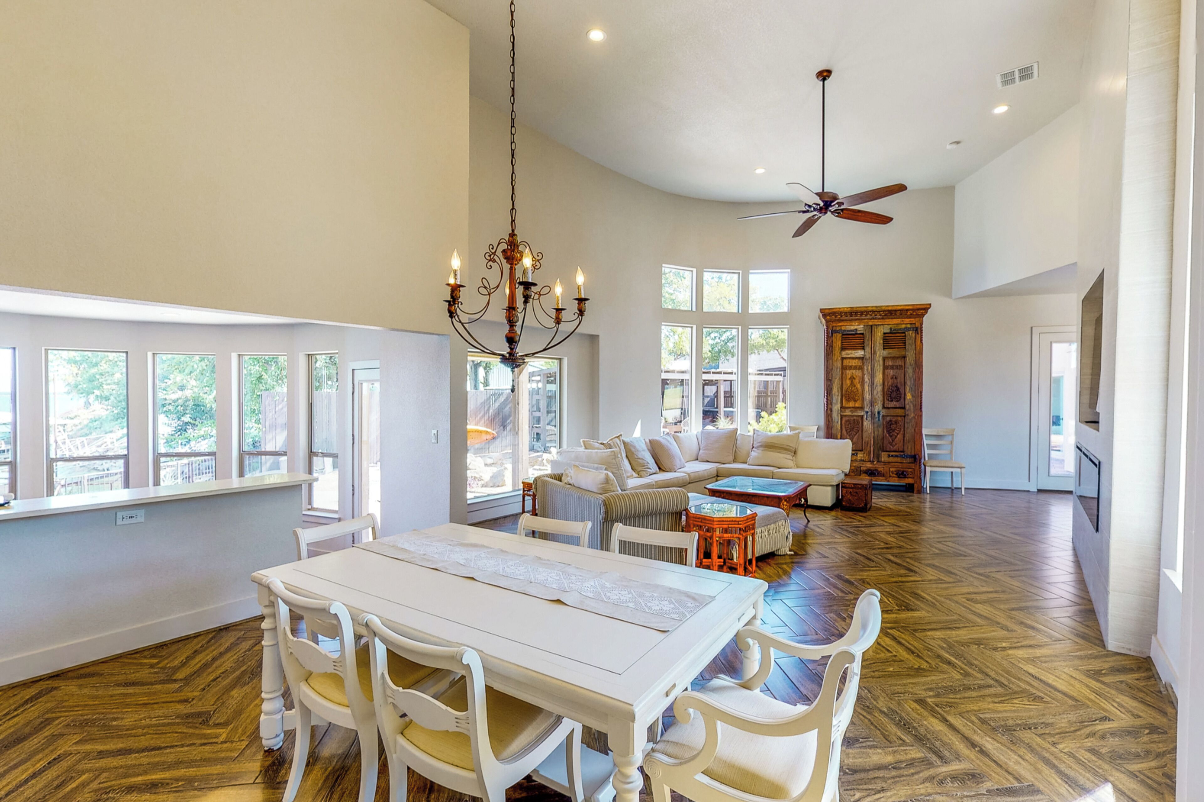 House (6 Bedrooms) | Interior