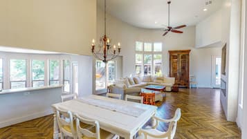 House (6 Bedrooms) | Interior