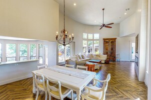 House (6 Bedrooms) | Interior