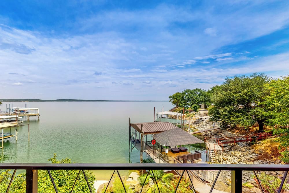 Hot Tub & Views: Luxe Lake Bridgeport Retreat - Wizard Wells, TX