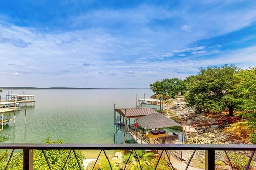 Luxe Lake 6 BR w/ Stunning Views & Hot Tub
