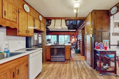 3BR Lakehouse w/ Lake Access, Deck & Fire Pit