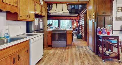 3BR Lakehouse w/ Lake Access, Deck & Fire Pit