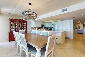 Interior - Beachfront Corner 3br: Suntide III - Unit 910 (New Haven)