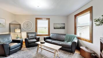 House (4 Bedrooms) | Front of property