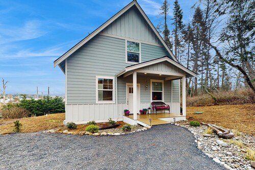 Hot Tub & Mtn Views: Lummi Island Home Near Beach