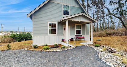 Hot Tub & Mtn Views: Lummi Island Home Near Beach