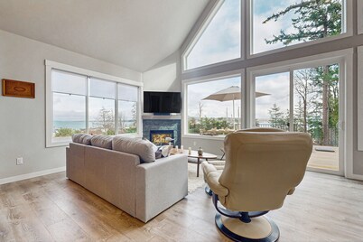 2 BR House Newly Built w/ Hot Tub & Mt Baker Views