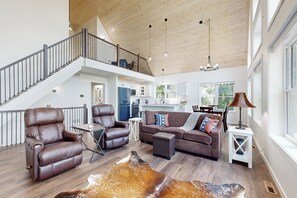 Interior - Luxurious 3BR Home w/ Hot Tub & Fireplace (Eastman)