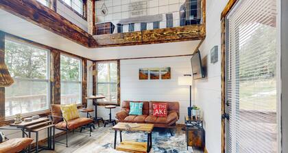 River-view Home w/ Fire Pit & Grill!