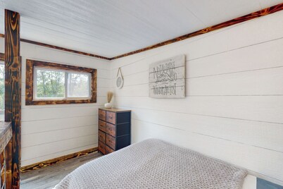 River-view Home w/ Fire Pit & Grill!