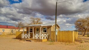 Un petit bâtiment d’un seul étage, doté d’un porche et d’une cour clôturée.