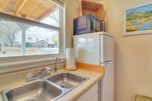 Apartment (0 Bedroom) | Interior - Yard, Deck, Grill! Desert Hideaway By Jemez Canyon (San Ysidro)