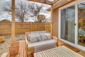 Apartment (0 Bedroom) | Interior - Yard, Deck, Grill! Desert Hideaway By Jemez Canyon (San Ysidro)
