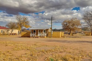 Apartment (0 Bedroom) | Interior - Yard, Deck, Grill! Desert Hideaway By Jemez Canyon (San Ysidro)