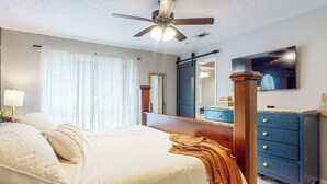 Unclassified image, 3 of 36, button - Pool, Hot Tub & Pool Table! Grand Home in Tomball (Tomball)