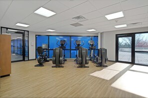 Fitness facility - World of Blue: Beautiful Q/Q Hotel Rooms (East Rutherford)
