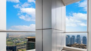 Ein Hochhaus mit Blick auf eine Stadtlandschaft durch ein Fenster.