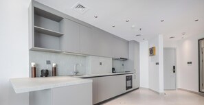 Private kitchen - LUX The Dubai Marina View Suite 3 (Dubai)