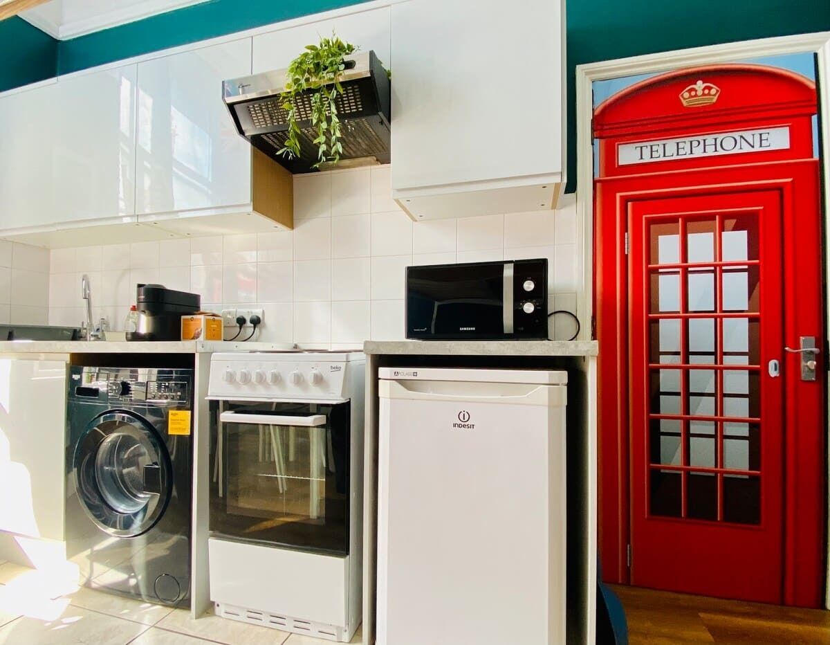 Kjøleskap, mikrobølgeovn, ovn og kokeplater