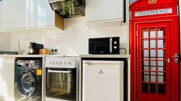 Kjøleskap, mikrobølgeovn, ovn og kokeplater