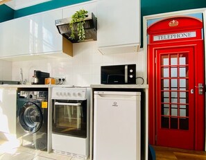 Kjøleskap, mikrobølgeovn, ovn og kokeplater