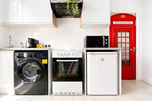 Fridge, microwave, oven, stovetop - London Style (8) Apartment - Hyde Park (Greater London)