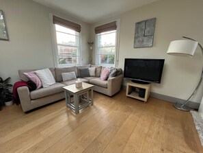 Living area - Spacious West Hampstead Penthouse Apartment (London)