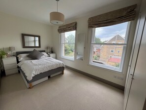 Iron/ironing board, WiFi, bed sheets - Spacious West Hampstead Penthouse Apartment (London)