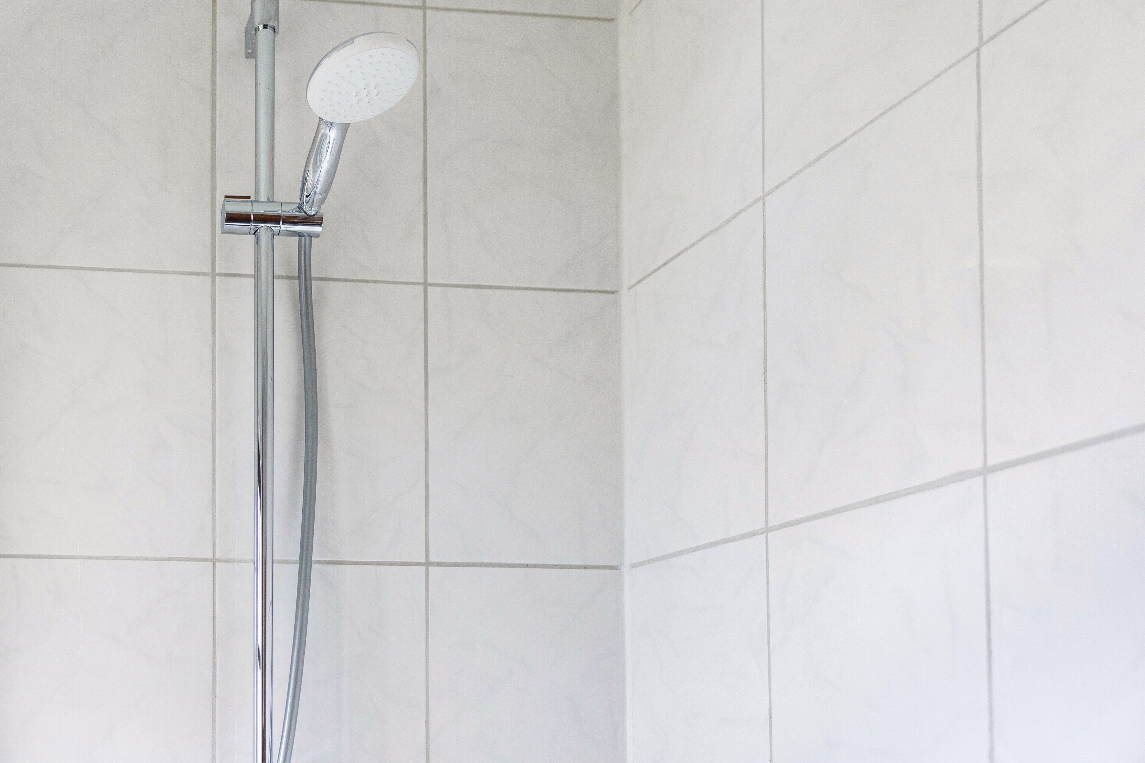 Douche, sèche-cheveux, serviettes fournies