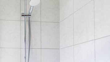Douche, sĂšche-cheveux, serviettes fournies