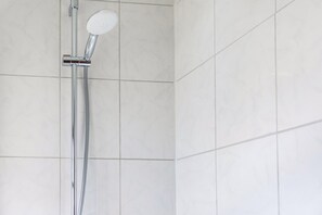 Douche, sèche-cheveux, serviettes fournies