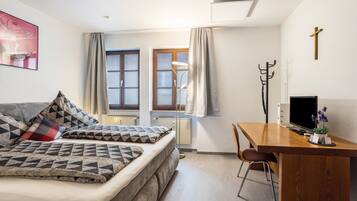 2 bedrooms, WiFi, bed sheets