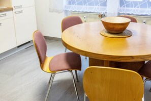 Dining - Holiday Apartment 'Am Marktplatz' with Mountain View and Wi-Fi (Pottenstein)