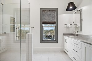 Douche, séchoir à cheveux, serviettes fournies