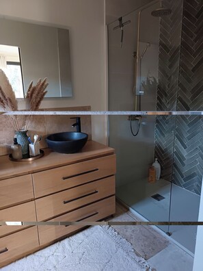 Shower, hair dryer, soap, toilet paper - Villa among oaks and pines 30 minutes from Mont Ventoux (Faucon)
