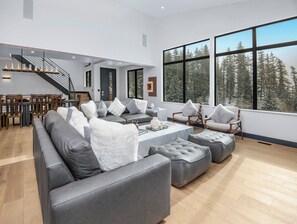 Smart-tv och eldstad